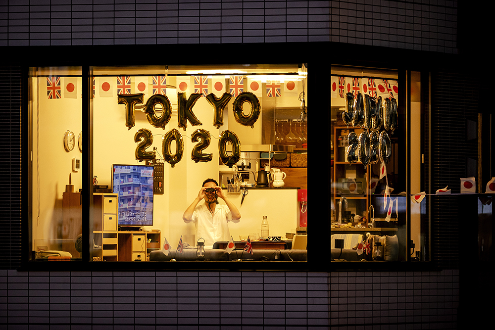 当地时间2021年7月23日,日本民众用多种装饰庆祝东京奥运会开幕。
