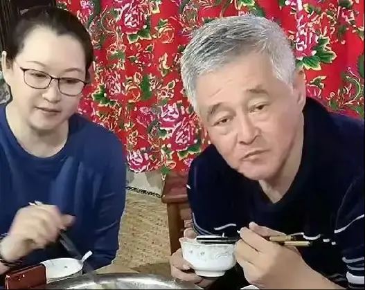 赵本山和妻子视频,满头白发眼袋浮肿,衬的马丽娟像个30出头的!