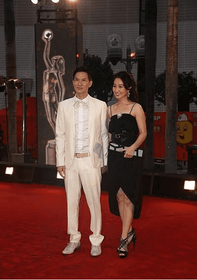 关咏荷不愧是“阿姨辈翘楚”，黑色吊带连衣裙性感时髦，成熟优雅