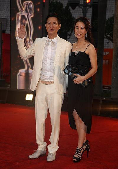 关咏荷不愧是“阿姨辈翘楚”，黑色吊带连衣裙性感时髦，成熟优雅