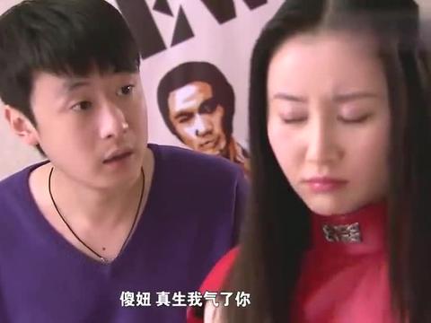 假傻妞被派到小千身边,不料小千亲一下竟亲坏了