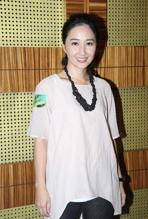 关咏荷不愧是“阿姨辈翘楚”，黑色吊带连衣裙性感时髦，成熟优雅