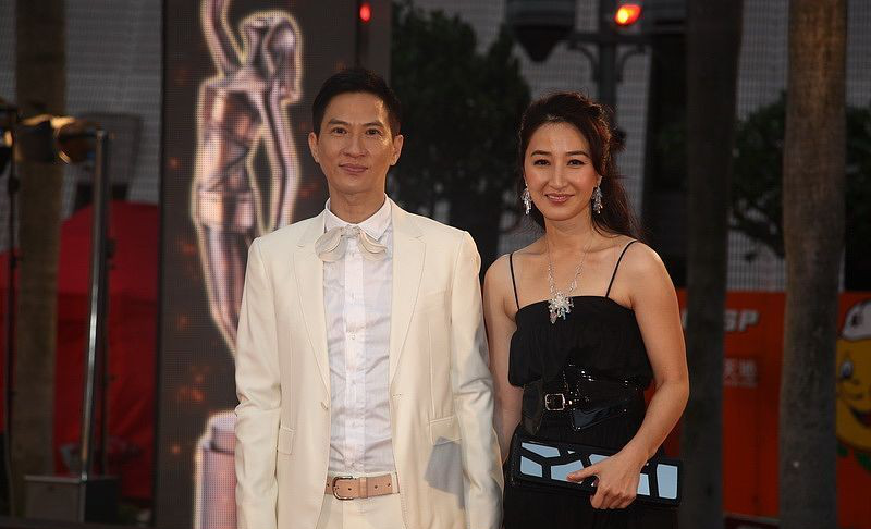 关咏荷不愧是“阿姨辈翘楚”，黑色吊带连衣裙性感时髦，成熟优雅