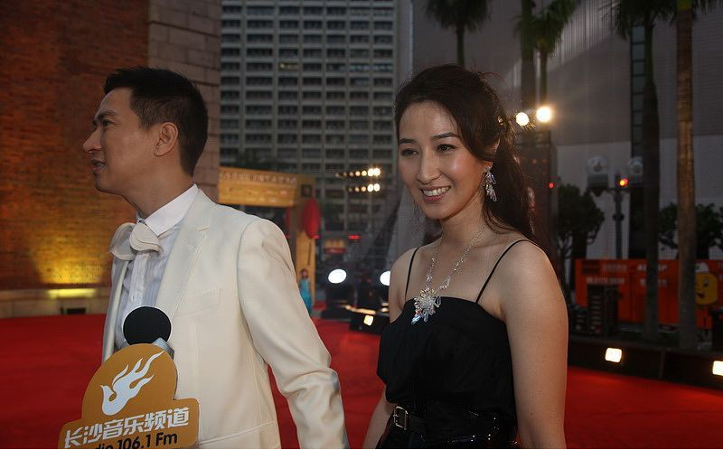 关咏荷不愧是“阿姨辈翘楚”，黑色吊带连衣裙性感时髦，成熟优雅