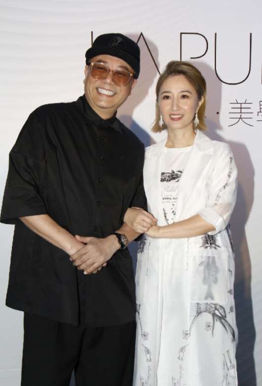 关咏荷不愧是“阿姨辈翘楚”，黑色吊带连衣裙性感时髦，成熟优雅