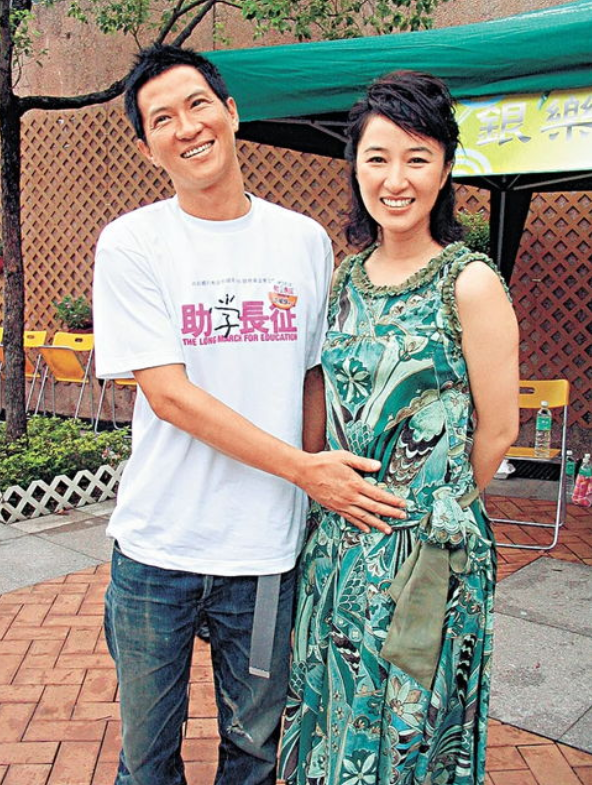 关咏荷不愧是“阿姨辈翘楚”，黑色吊带连衣裙性感时髦，成熟优雅