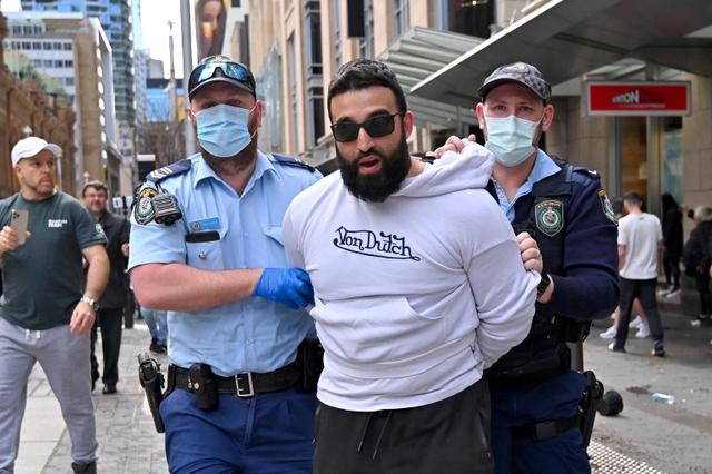 警察在悉尼抓捕抗议者(图源:外媒)