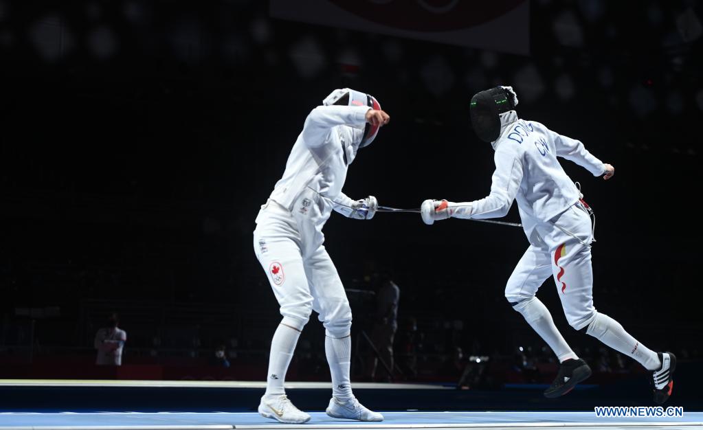 Dong Chao (R) of China competes during the men's Epee Individual Table of 64 between Dong Chao of China and Marc-Antoine Blais-Belanger of Canada at Tokyo 2020 Olympic Games in Tokyo, July 25, 2021. (Xinhua/Zhang Hongxiang)