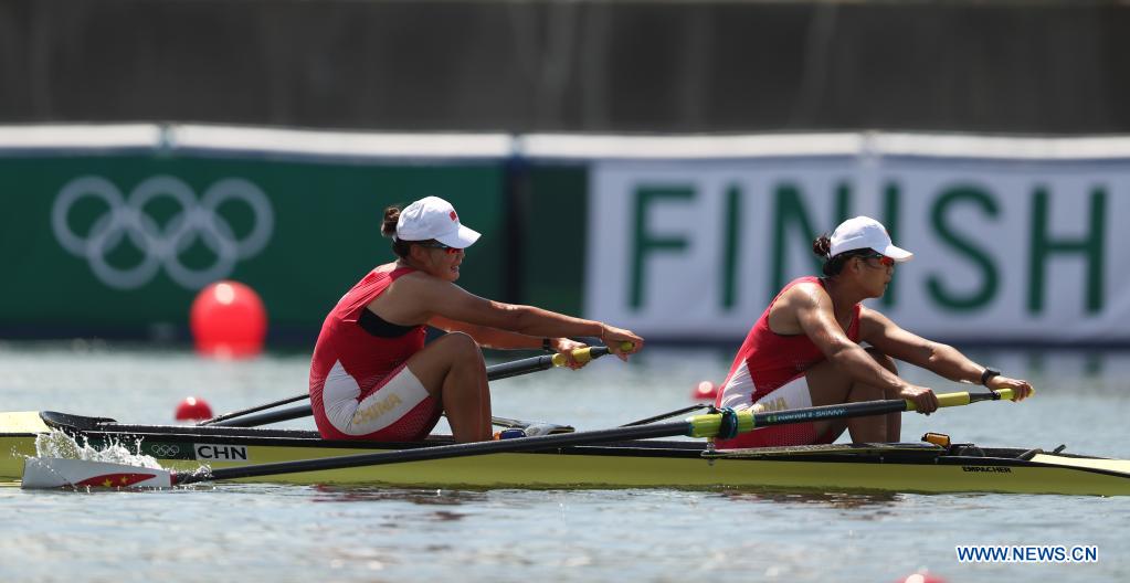 Huang Kaifeng (L)/Liu Jinchao of China compete during the Tokyo 2020 Women's Pair Repechage of rowing at the Sea Forest Waterway in Tokyo, Japan, July 25, 2021. (Xinhua/Du Xiaoyi)