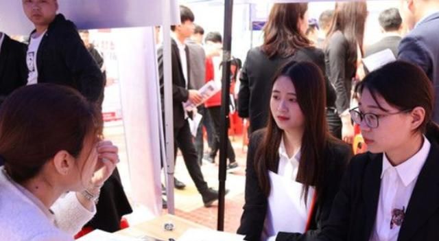 面试被问:只有5瓶水6个领导怎么分?大学生高情商回答被录取休闲区蓝鸢梦想 - Www.slyday.coM 面试被问:只有5瓶水6个领导怎么分?大学生高情商回答被录取休闲区蓝鸢梦想 - Www.slyday.coM