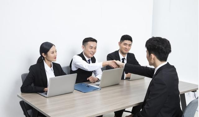 面试被问:只有5瓶水6个领导怎么分?大学生高情商回答被录取休闲区蓝鸢梦想 - Www.slyday.coM 面试被问:只有5瓶水6个领导怎么分?大学生高情商回答被录取休闲区蓝鸢梦想 - Www.slyday.coM