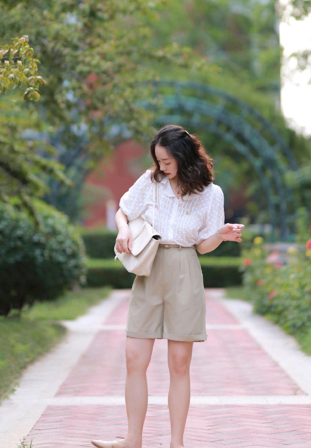夏季怎么穿搭，衬衫搭配半身裙优雅大气，女神范十足