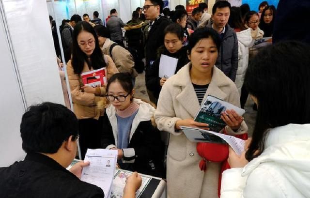 面试被问:只有5瓶水6个领导怎么分?大学生高情商回答被录取休闲区蓝鸢梦想 - Www.slyday.coM 面试被问:只有5瓶水6个领导怎么分?大学生高情商回答被录取休闲区蓝鸢梦想 - Www.slyday.coM