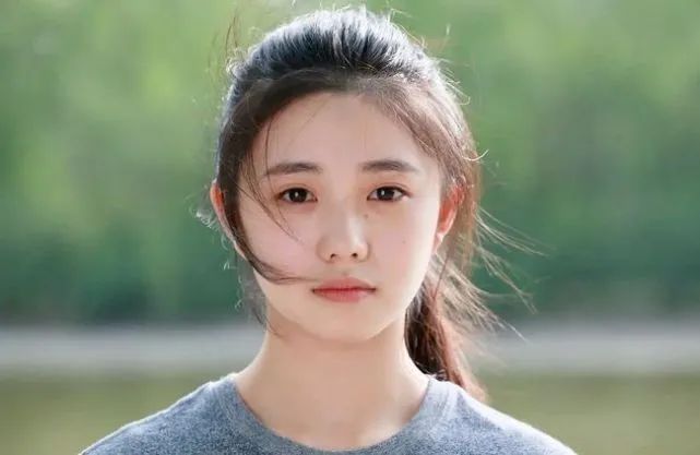 9岁星女郎出道拿金像奖，今却给赵露思做配，徐娇一手好牌打稀烂