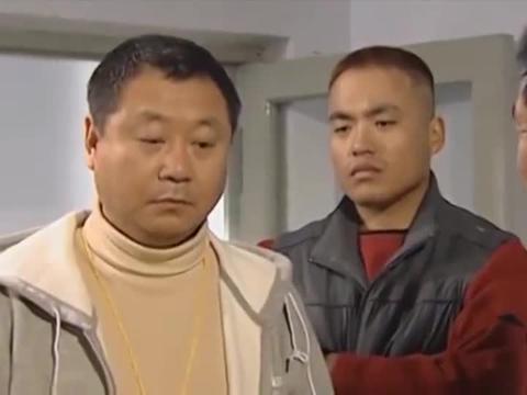 彪哥自称习武之人,马大帅让他跟拳击手打一场,彪哥怂了