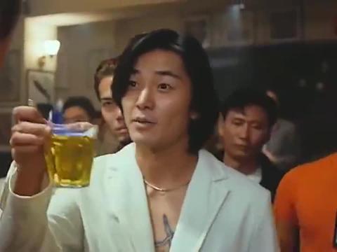 感觉气势上乌鸦才是古惑仔陈浩南就是个搞理发店的