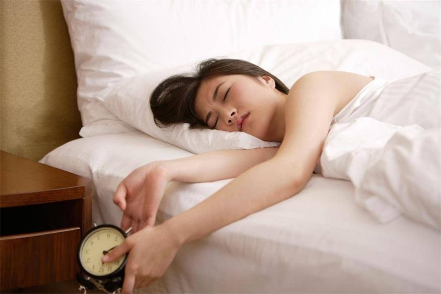 警惕更年期失眠这些危害很多女性表示承受不起