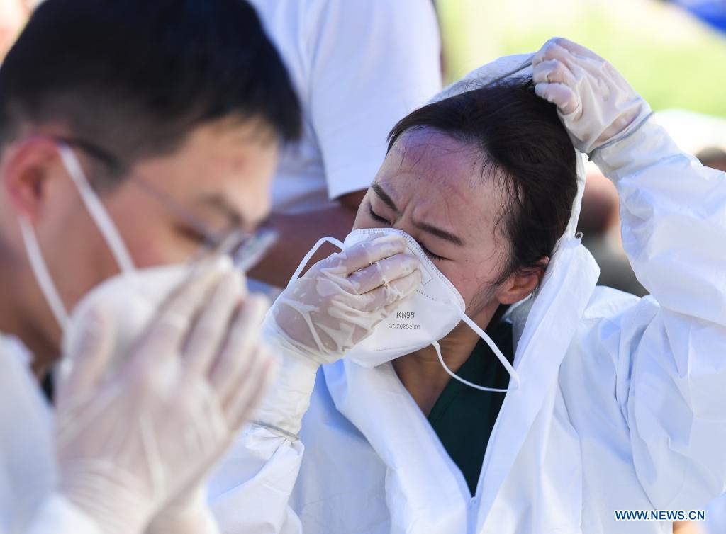 Doctors prepares to work at a COVID-19 testing site in Jiangning District of Nanjing, capital of east China's Jiangsu Province, July 21, 2021. Nanjing, a mega-city with a population of more than 9.3 million, has launched a second round of all-inclusive nucleic acid testing and urged residents not to leave the city unless necessary. (Xinhua/Ji Chunpeng)