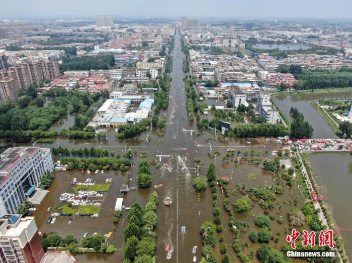 7月26日,河南省卫辉市城区部分路段尚有积水,多支救援力量在当地展开救援工作。中新社记者 崔楠 摄