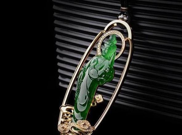 翡翠观音灵性十足,是最受男士喜爱的饰品,选购要观察仔细
