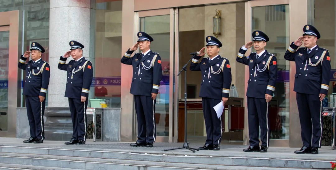 警礼服的列装,将对推进公安队伍革命化,正规化,专业化,职业化建设发挥