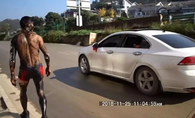 新郎被绑柱子上羞辱,新娘被强吻:恶俗婚闹,到底有多恶心!休闲区蓝鸢梦想 - Www.slyday.coM 新郎被绑柱子上羞辱,新娘被强吻:恶俗婚闹,到底有多恶心!休闲区蓝鸢梦想 - Www.slyday.coM