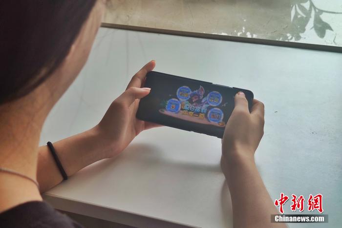资料图:游戏玩家正在玩游戏。 中新网记者 张旭 摄