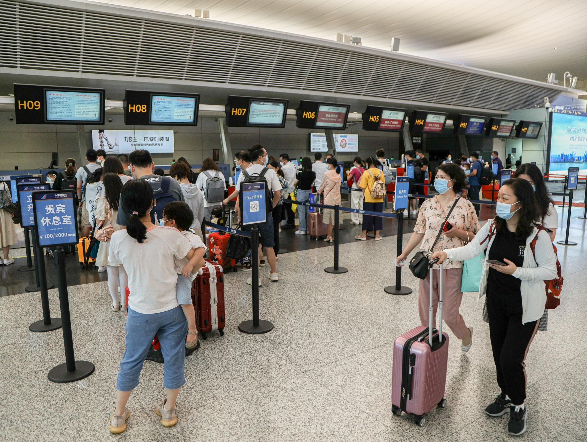 7月26日上午,旅客在杭州萧山国际机场排队办理登机牌.