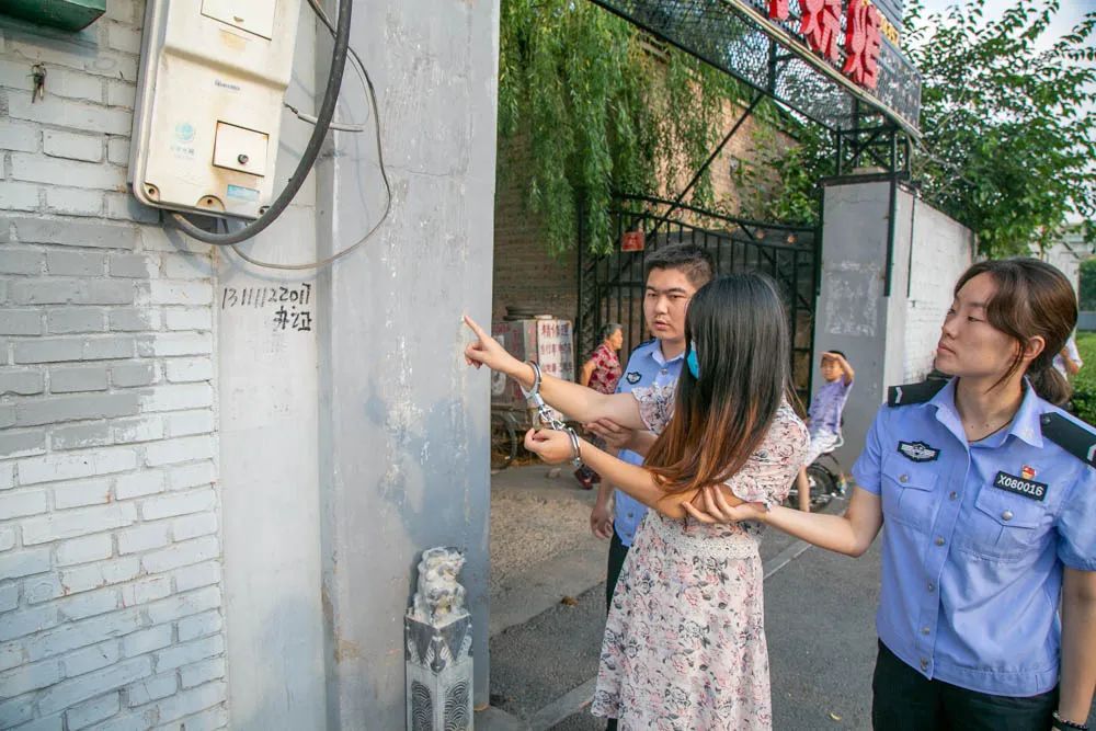 忻州两女子在城区宾馆被抓指认作案现场画面曝光