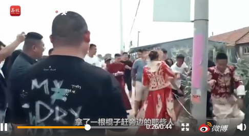 新郎被绑柱子上羞辱,新娘被强吻:恶俗婚闹,到底有多恶心!休闲区蓝鸢梦想 - Www.slyday.coM 新郎被绑柱子上羞辱,新娘被强吻:恶俗婚闹,到底有多恶心!休闲区蓝鸢梦想 - Www.slyday.coM