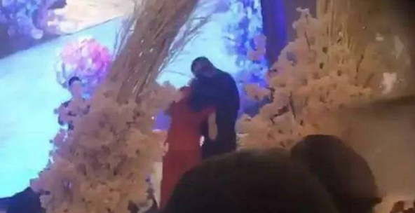 新郎被绑柱子上羞辱,新娘被强吻:恶俗婚闹,到底有多恶心!休闲区蓝鸢梦想 - Www.slyday.coM 新郎被绑柱子上羞辱,新娘被强吻:恶俗婚闹,到底有多恶心!休闲区蓝鸢梦想 - Www.slyday.coM