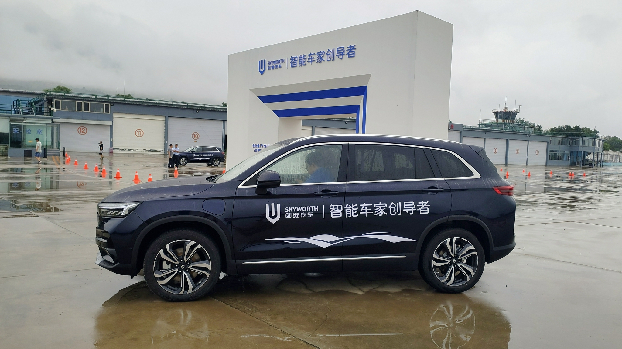 试驾创维ev6:拒绝"傻快",开着舒心,坐着舒服-新浪汽车