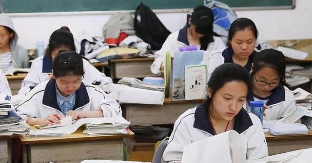 老师给自己学生补课违规吗 在职教师补课规定解读