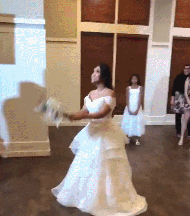 搞笑gif趣图:伴娘好不容易抢到捧花,都幸福得站不稳了