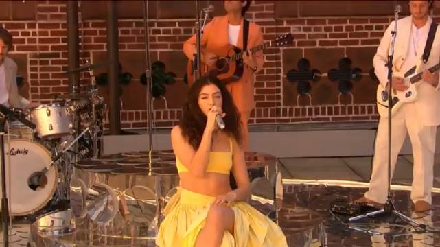 Lorde Solar Power,lorde lorde最新现场表演新单《solar power》!