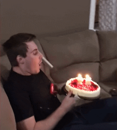 搞笑gif趣图:伴娘好不容易抢到捧花,都幸福得站不稳了