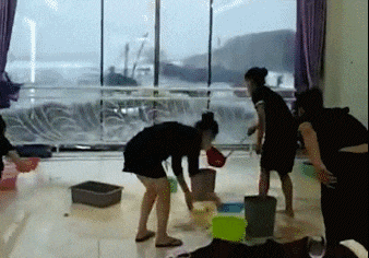 搞笑gif趣图:伴娘好不容易抢到捧花,都幸福得站不稳了