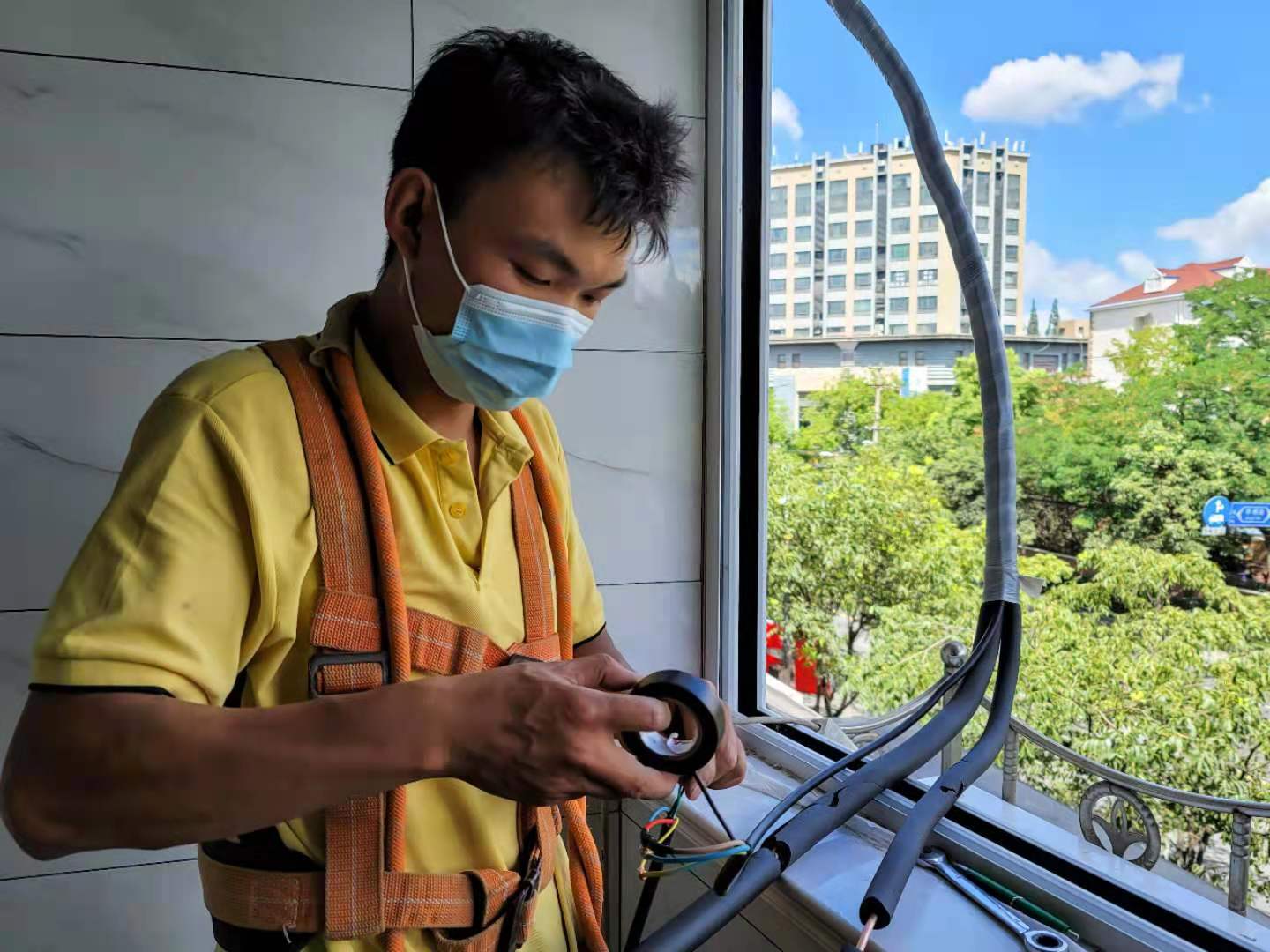 拜个工人当师傅|空调安装工:体力脑力双重在线,如壁虎般灵活攀爬休闲区蓝鸢梦想 - Www.slyday.coM 拜个工人当师傅|空调安装工:体力脑力双重在线,如壁虎般灵活攀爬休闲区蓝鸢梦想 - Www.slyday.coM