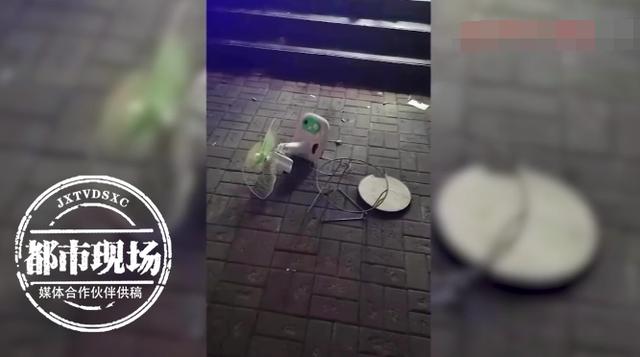 吓人!男子和妻子吵架,竟从13楼抛下凳子和风扇休闲区蓝鸢梦想 - Www.slyday.coM 吓人!男子和妻子吵架,竟从13楼抛下凳子和风扇休闲区蓝鸢梦想 - Www.slyday.coM