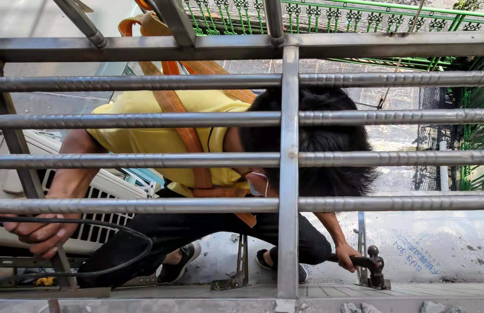 拜个工人当师傅|空调安装工:体力脑力双重在线,如壁虎般灵活攀爬休闲区蓝鸢梦想 - Www.slyday.coM 拜个工人当师傅|空调安装工:体力脑力双重在线,如壁虎般灵活攀爬休闲区蓝鸢梦想 - Www.slyday.coM