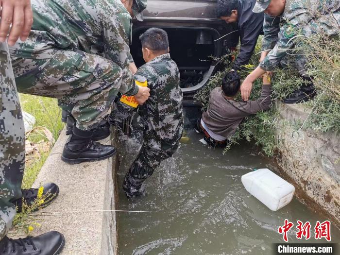 图为车辆侧翻入水渠后官兵积极展开救援工作。 西藏军区某部供图