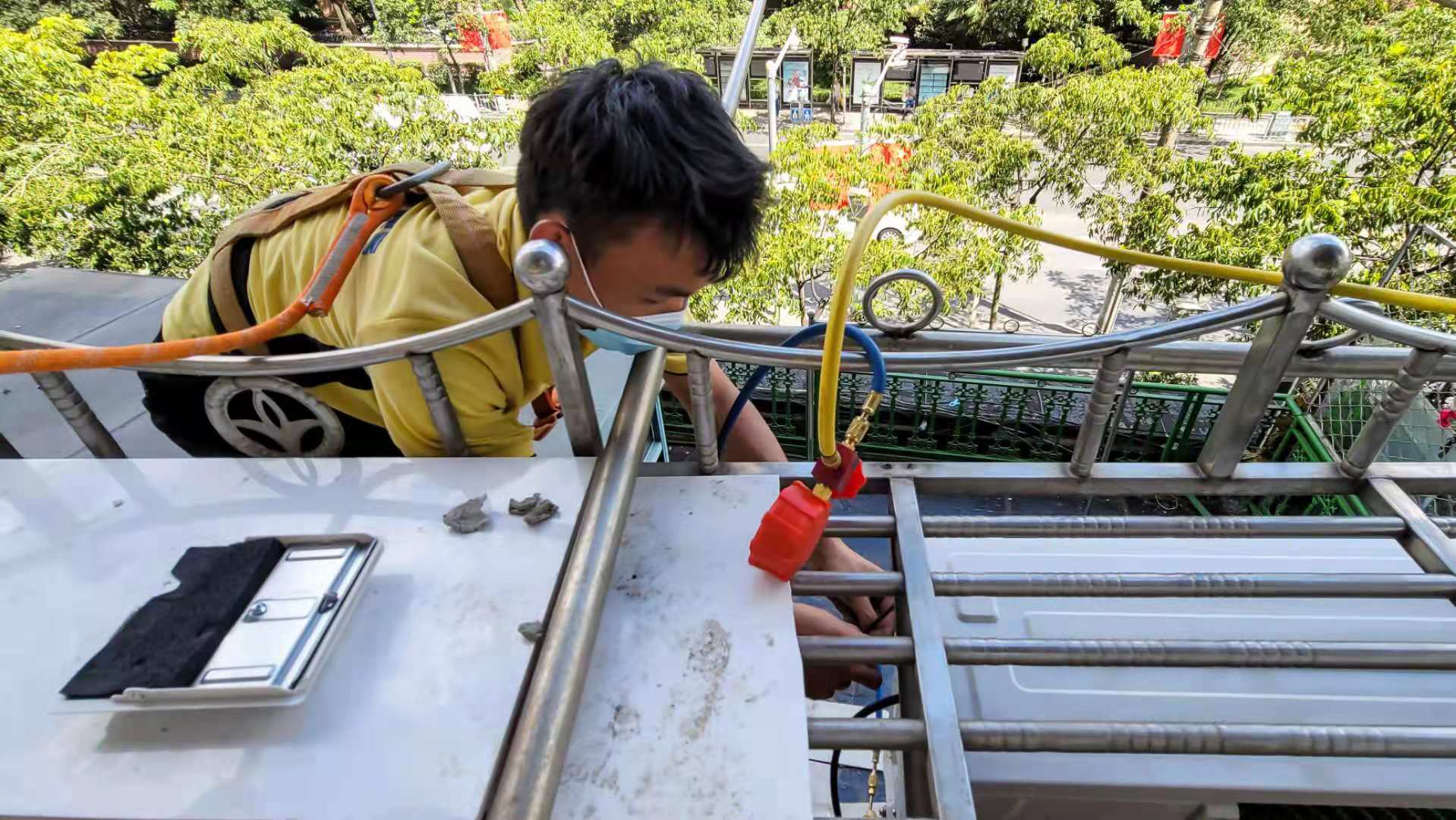 拜个工人当师傅|空调安装工:体力脑力双重在线,如壁虎般灵活攀爬休闲区蓝鸢梦想 - Www.slyday.coM 拜个工人当师傅|空调安装工:体力脑力双重在线,如壁虎般灵活攀爬休闲区蓝鸢梦想 - Www.slyday.coM