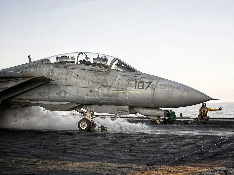 f-14战斗机远没你想的那么光鲜|飞行员|f-14战斗机|美国海军_新浪新闻