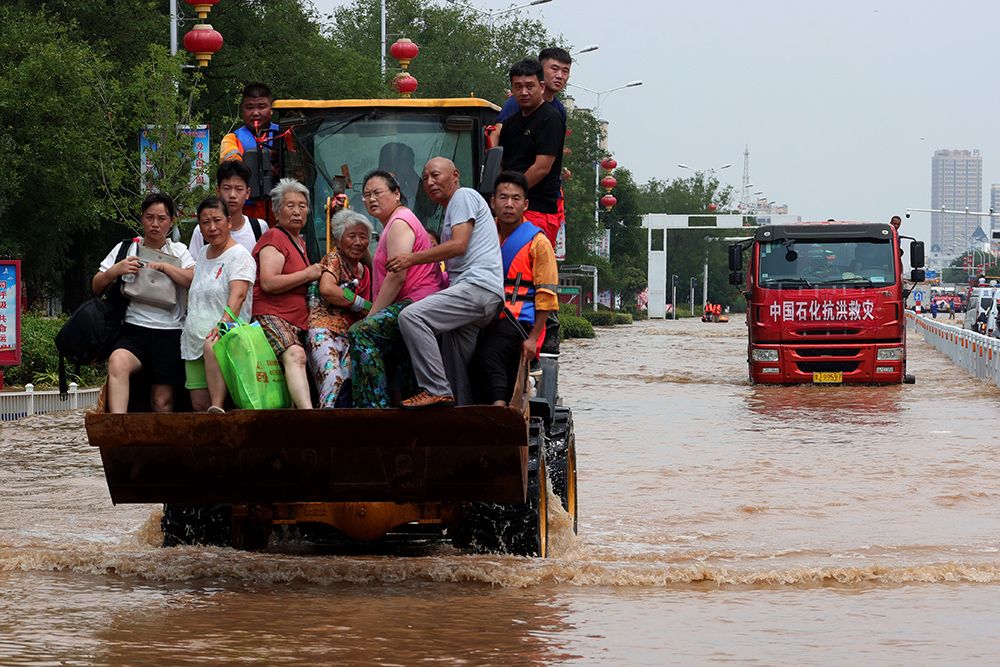 2021年7月26日,河南新乡,卫辉市区内涝严重,救援人员转移被困市民.