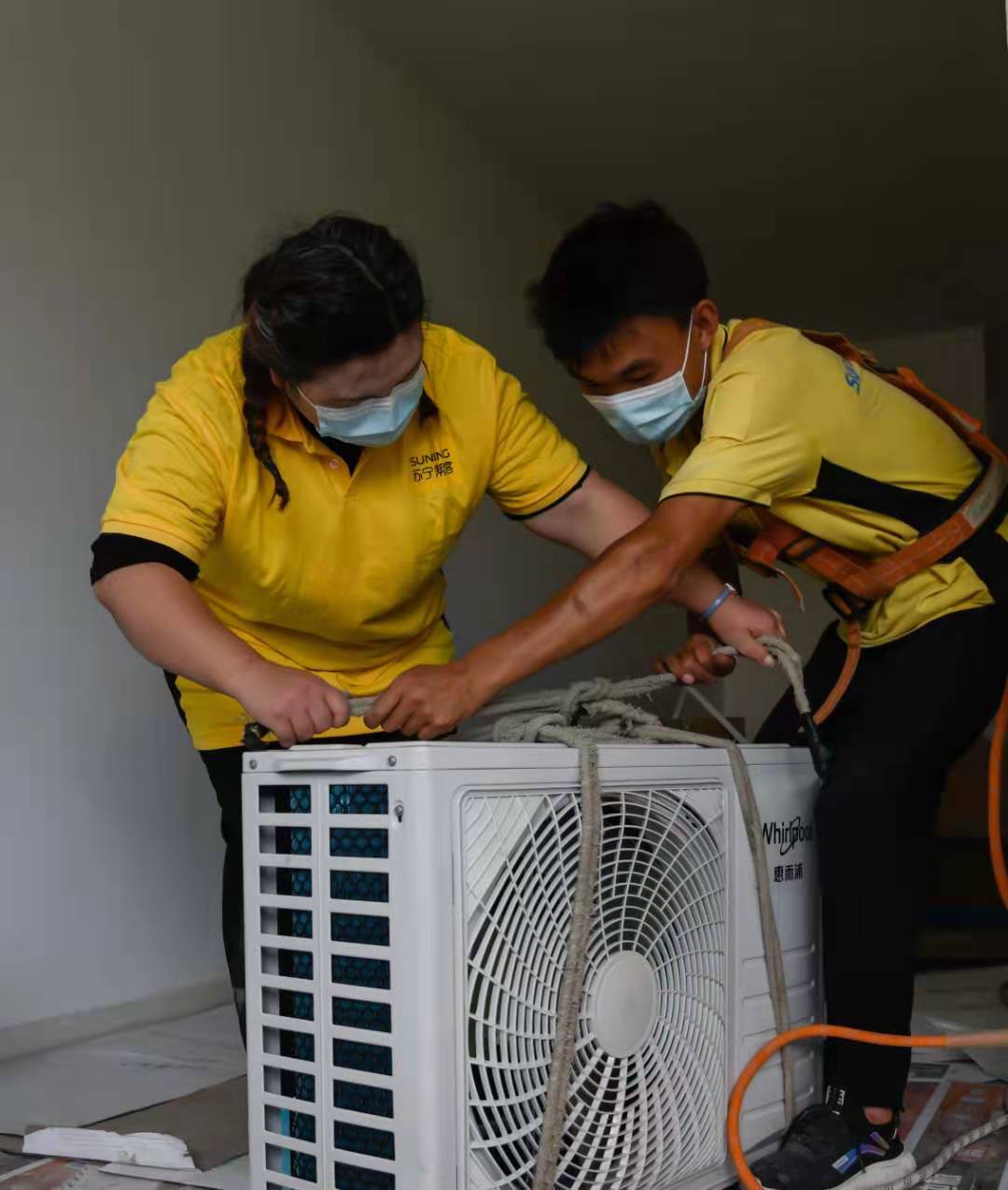 拜个工人当师傅|空调安装工:体力脑力双重在线,如壁虎般灵活攀爬休闲区蓝鸢梦想 - Www.slyday.coM 拜个工人当师傅|空调安装工:体力脑力双重在线,如壁虎般灵活攀爬休闲区蓝鸢梦想 - Www.slyday.coM