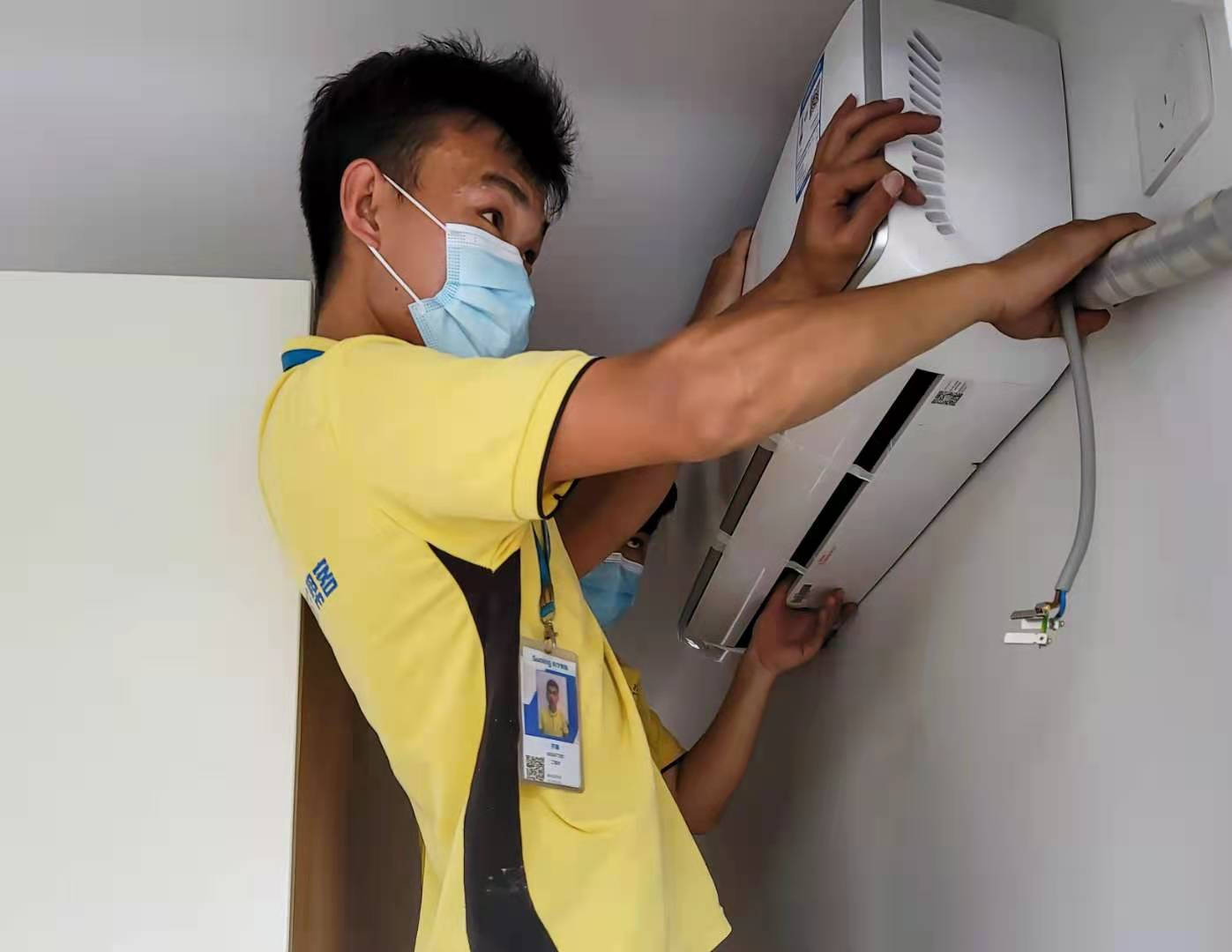 拜个工人当师傅|空调安装工:体力脑力双重在线,如壁虎般灵活攀爬休闲区蓝鸢梦想 - Www.slyday.coM 拜个工人当师傅|空调安装工:体力脑力双重在线,如壁虎般灵活攀爬休闲区蓝鸢梦想 - Www.slyday.coM