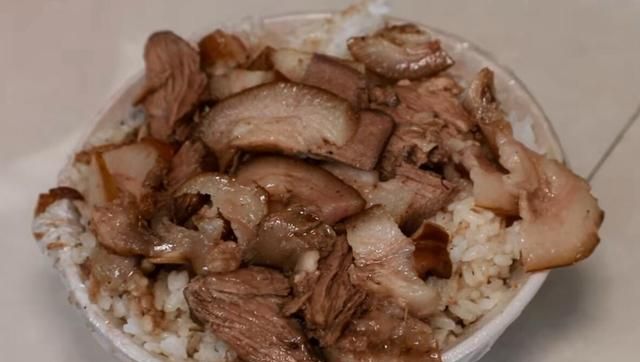 陇南大集卖猪头肉米饭10块一碗肉多饭香老板切肉刀用了50年