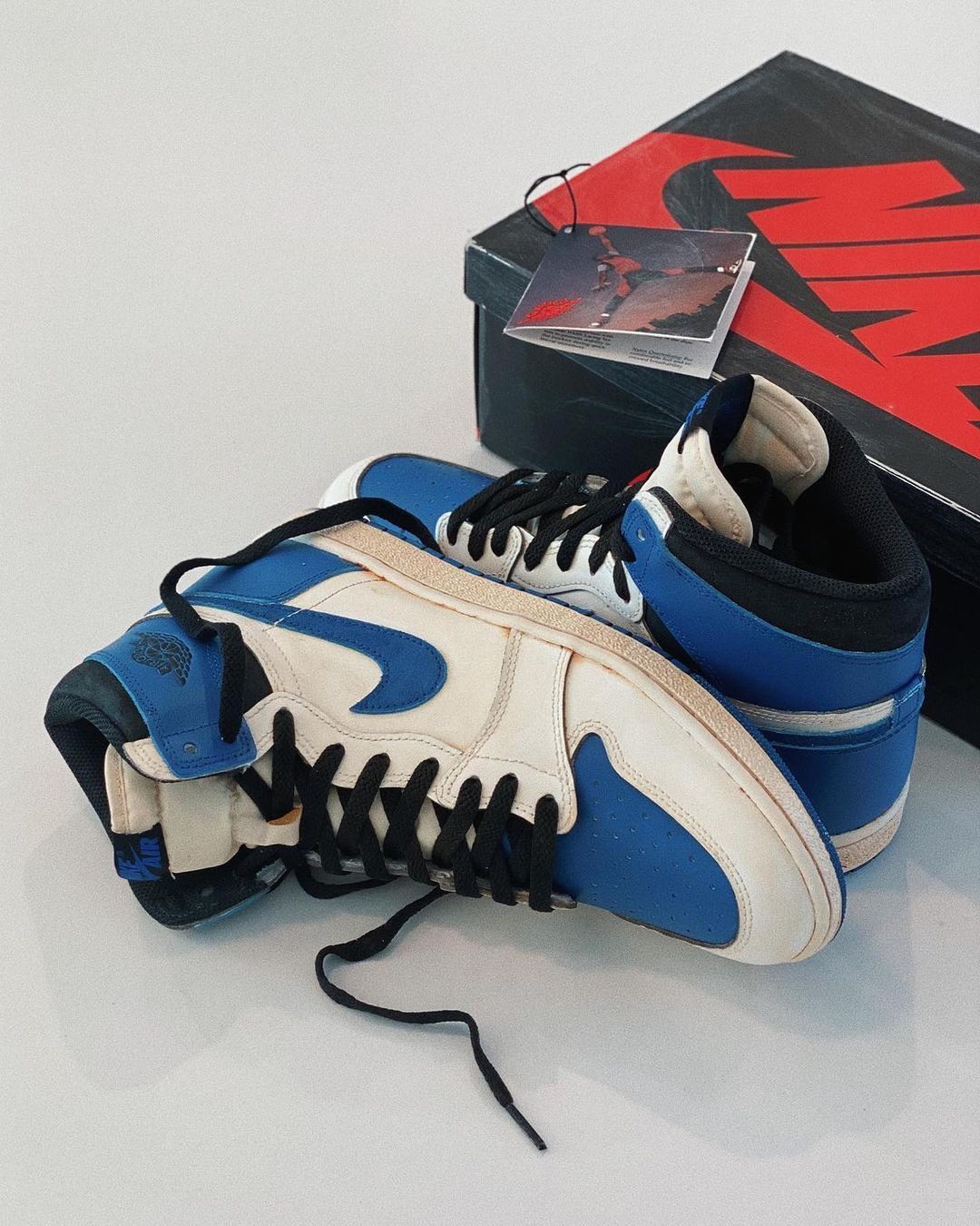 全新的闪电倒钩travisscottxfragmentdesignxairjordan