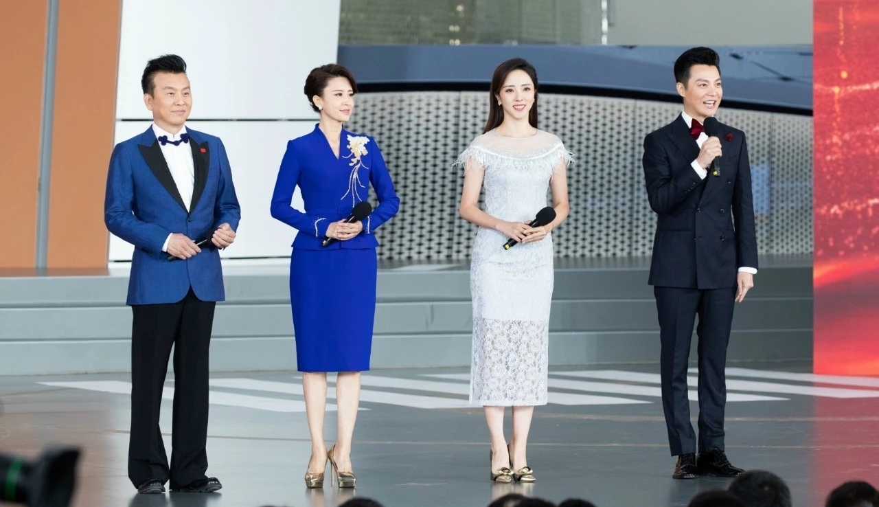 2,2019年4月,"亲情中华一起读中国"朗诵音乐会,主持人周宇,张泽群