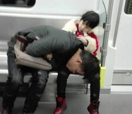 地铁上成年大叔趴在小女孩腿上小女孩一句话乘客落下了眼泪